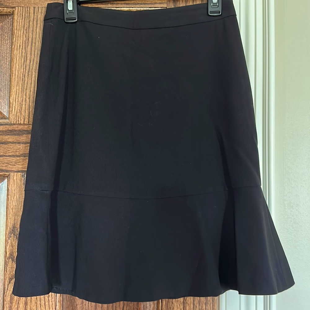 Bar III black skirt. Size 2. Cute scalloped design. Fully lined.